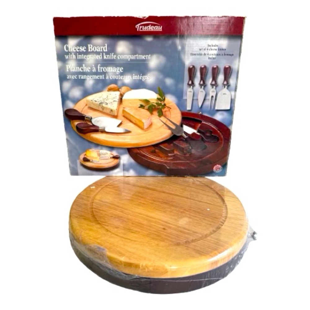 Trudeau
Cheese Board with integrated knife compartment.